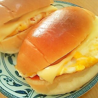 卵とチーズのロールサンド